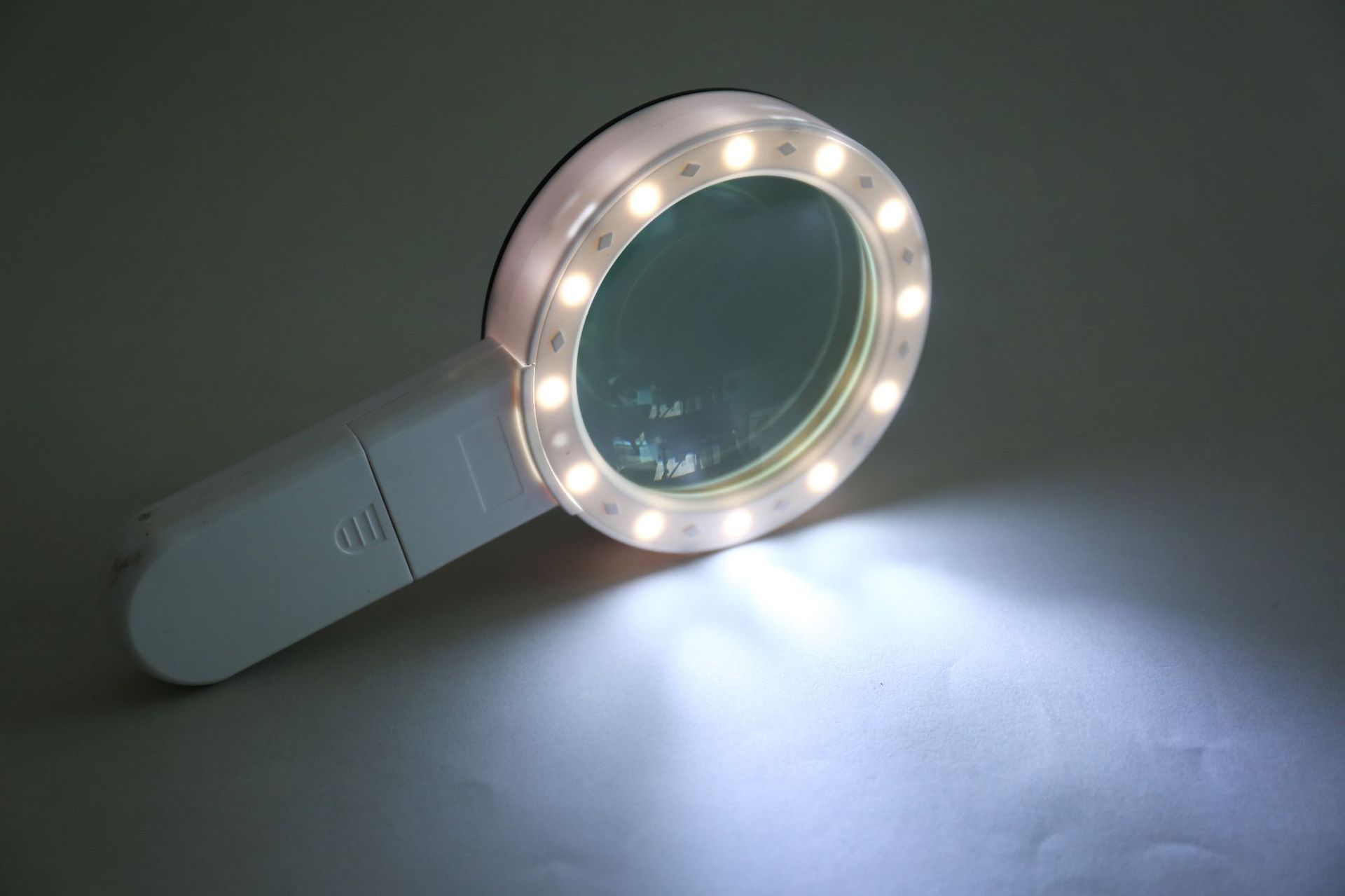 Kibtoy magnifying glass with LED lights